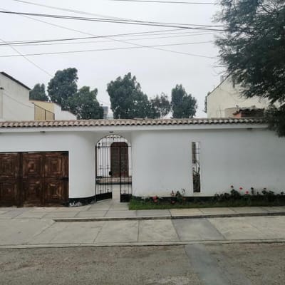 VENDO CASA COMO TERRENO  FRENTE A PARQUE 4 PISOS + TERRAZA ANTEPROYECTO APROBADO