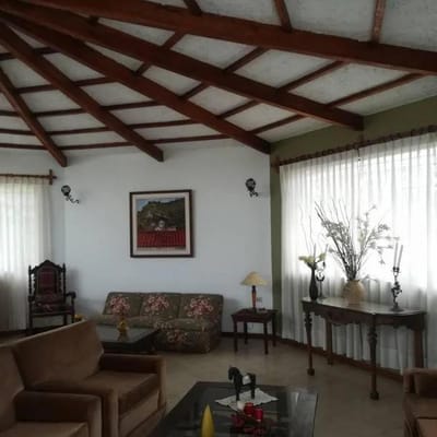 VENDO CASA  CON JARDINES ALREDEDOR  EN PACHACAMAC