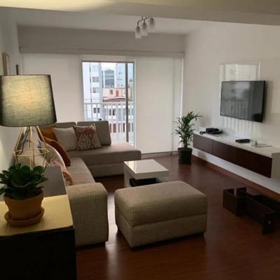 VENDO DEPARTAMENTO DE TRES DORMITORIOS CON AREAS COMÚNES EN MIRAFLORES