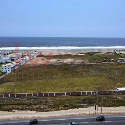 Gran terreno de  m en venta frente al mar
