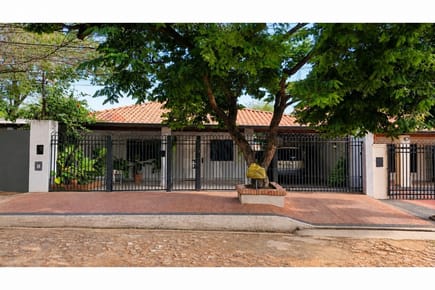 Venta de Casa de 4 dorm con Piscina en Lambare 