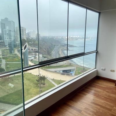 Departamento con extraordinaria ubicación frente a Larcomar
