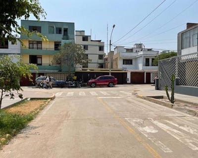 VENDO CASA COMO TERRENO O PARA REMODELAR EN SAN LUIS FRENTE A PARQUE - 5 PISOS