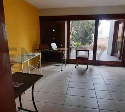 SE VENDE BELLA CASA CON AMPLIO JARDIN