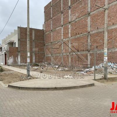 TERRENO EN ESQUINA DE 166 M EN LA URB. SOLILUZ FRENTE A COLEGIO FUTURA SCHOOLS