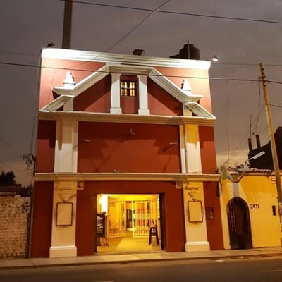 ALQUILO LOCAL PRIMER PISO EN LA AV. MANSICHE - TRUJILLO