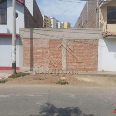TERRENO EN LA URB. SAN ISIDRO DE 135 M. CERCA A LA RENIEC
