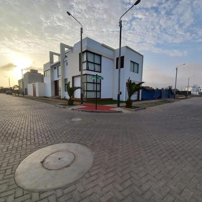 CASA EN ESQUINA EN VENTA EN PALMERAS DEL GOLF III ETAPA