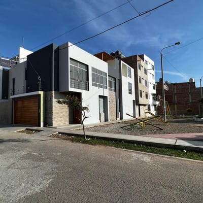 CASA DE ESTRENO EN ESQUINA EN ROSAS DEL VALLE- COSTADO DE UN PARQUE