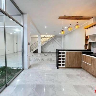 CASA DE ESTRENO EN URB. LAS FLORES DE SAN ISIDRO DE 3 PISOS