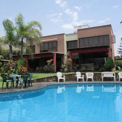 Linda casa con amplias áreas verdes y piscina. Terreno en esquina!