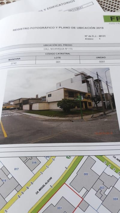 ESTUPENDA CASA  (ESQUINA MIRAFLORES EL ROSEDAL,  A.T. 390.00) 04 DOR.,  02 SALAS