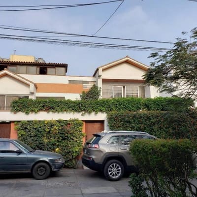 Venta de Amplia Casa en Surco