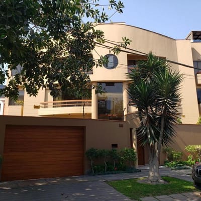VENDO AMPLIO DUPLEX DE 6 DORMITORIOS EN SURCO