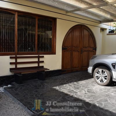 Vendo casa - ideal oficinas - 9 dormitorios - cerca clínica vesalio.