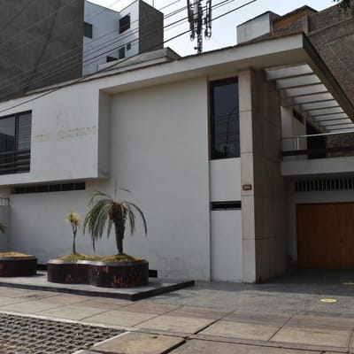 Vendo Casa - 2 pisos - esquina - frente a parque - valle hermoso Surco