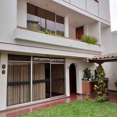 Venta Linda casa remodelada  de seis dormitorios  Surco  300m2 de terreno