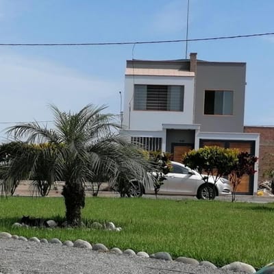 CASA FRENTE A LINDO PARQUE EN CAÑETE