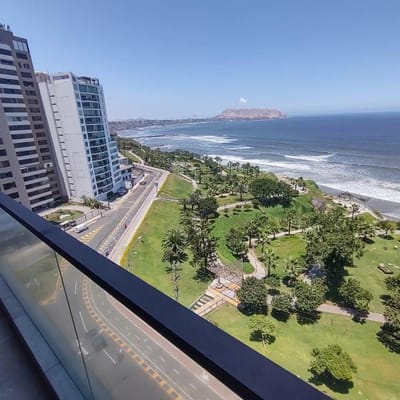 Venta de departamento de estreno frente al mar.