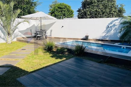 VENDO CASA CON PISCINA A UNA CUADRA DE AVDA.PERON