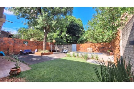 EN VENTA AMPLIA CASA CON PISCINA EN ÑEMBY