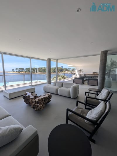 Venta lujoso Apartamento frente al mar super amplio con parrillero propio.