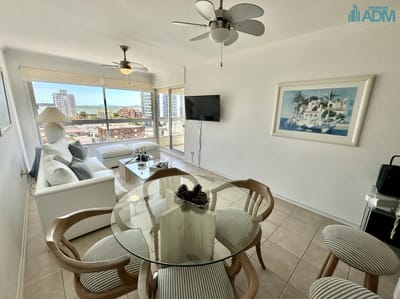 Apartamento de dos dormitorios con vista a playa mansa en venta