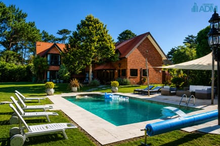 Exclusiva casa en Beverly Hills, Punta del Este, 5 Dormitorios, Piscina, Parrillero y Gran Parque