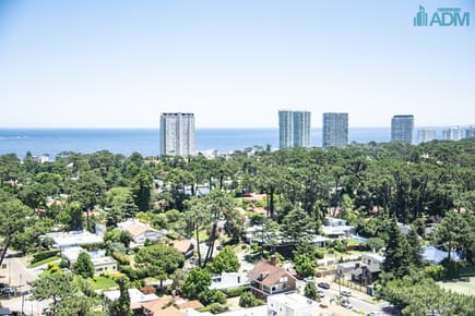 Vende apto de 2 dormitorios con vista al mar en Punta del este