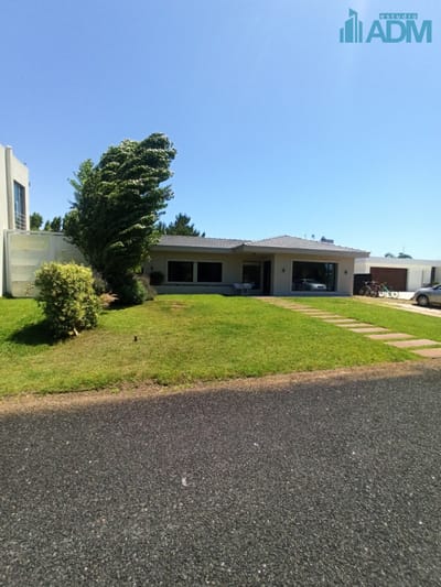 Moderna casa en barrio privado Punta del Este