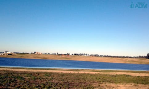 Estupenda chacra en Laguna de Los Cisnes, con 50 mts de costa