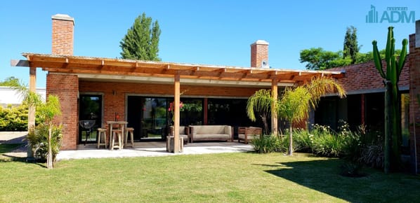 Excelente casa en barrio privado