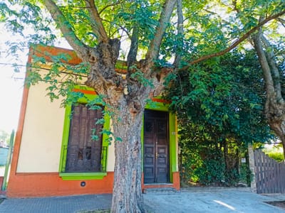 Vende Casa con Galpón Industrial.