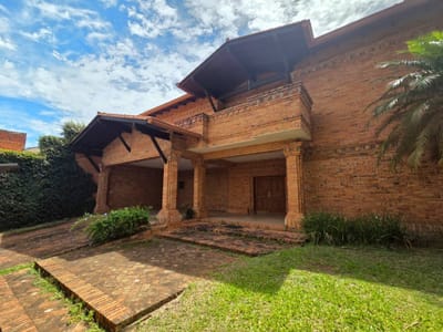 VENDO AMPLIA CASA EN BARRIO JARA