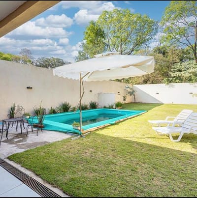 SAN BERNARDINO EN VENTA CASA DE 3 DORMITORIOS TOTALMENTE AMOBLADA 