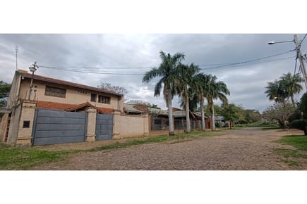 Amplia casa de 2 pisos en Loma Merlo, Luque