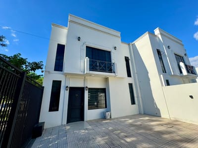 VENDO HERMOSO DUPLEX ZONA DEL YACHT Y GOLF CLUB-LAMBARE