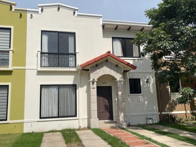 Amplia casa de 4 dormitorios de 2 plantas en Venta Condominio Casa de Campo.