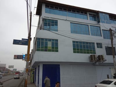 Edificio en la Av Tupac Amaru