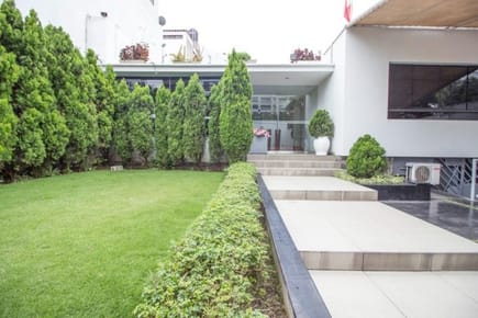 EXCELENTE CASA PARA OFICINA O COMO TERRENO - EN LIMITE MIRAFLORES CON SAN ISIDRO