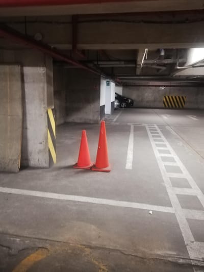 VENDO COCHERA  EN C. COMERCIAL TAMBO DE MONTERRICO