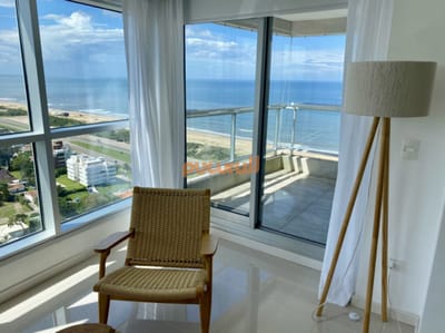 Alquiler temporal de apartamento piso alto de 2 dormitorios más servicio en playa brava