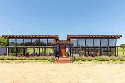 Moderna casa en barrio privado El Quijote en venta