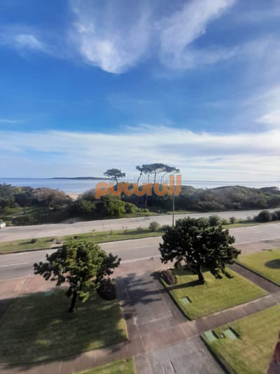 Apartamento en venta de 3 dormitorios en playa Mansa frente al mar con piscina gym parrilleros  cochera para 3 autos