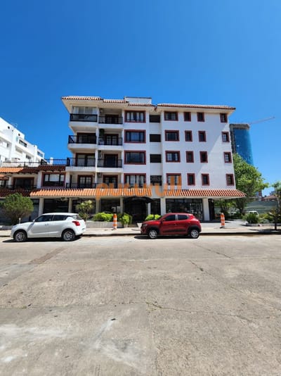 Apartamento 2 dormitorios Punta del Este con 3 cocheras