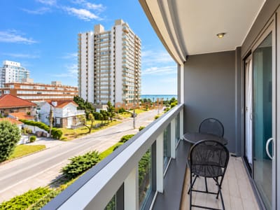 Moderno Apartamento de 1 Dormitorio en Suite a pasos del mar. Playa Mansa, Punta del Este