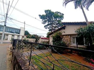 EN VENTA TERRENO EN VILLA AURELIA EN ESQUINA CON CONSTRUCCION