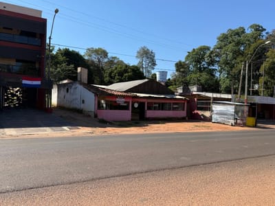 TERRENO CON SALON COMERCIAL EN PARAGUARI
