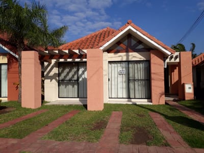 Casa  Condominio Dalí, 3 dorm.,a/c, área social, piscina. Cel 76051071
