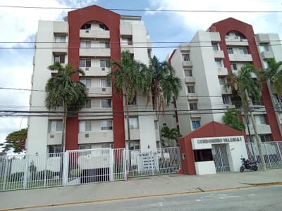 Amplio departamento en venta con parqueo y baulera